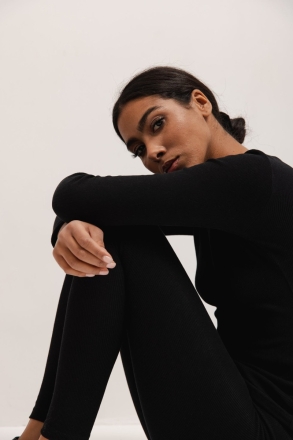 Dopasowany top z długim rękawem z dzianiny w kolorze DEEP BLACK skin peach - MOODY