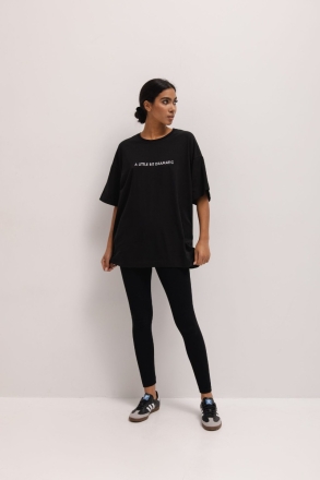 T-shirt typu oversize z HAFTEM w kolorze TOTALLY BLACK - EAZY