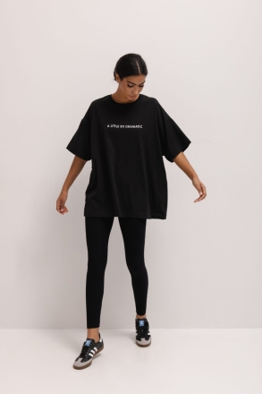 T-shirt typu oversize z HAFTEM w kolorze TOTALLY BLACK - EAZY
