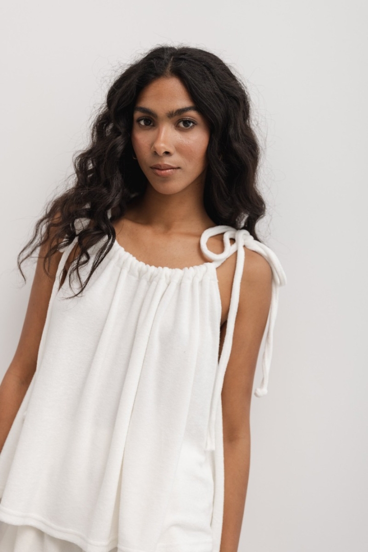BLUZKA FROTTE Z WIĄZANIEM NA RAMIONACH W KOLORZE CLASSIC WHITE - DAFNE BLUZKA FROTTE Z WIĄZANIEM NA RAMIONACH W KOLORZE CLASSIC WHITE - DAFNE