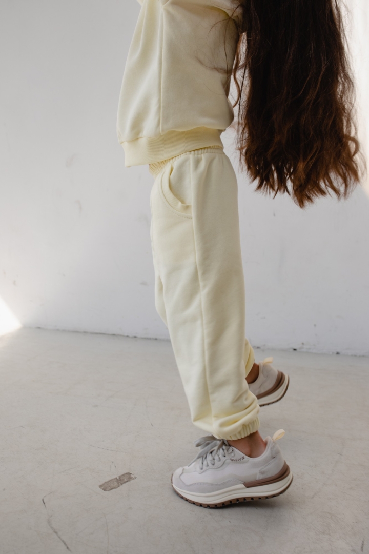 MINI SPODNIE DRESOWE TYPU JOGGER W KOLORZE ICE LEMON - DISPLAY