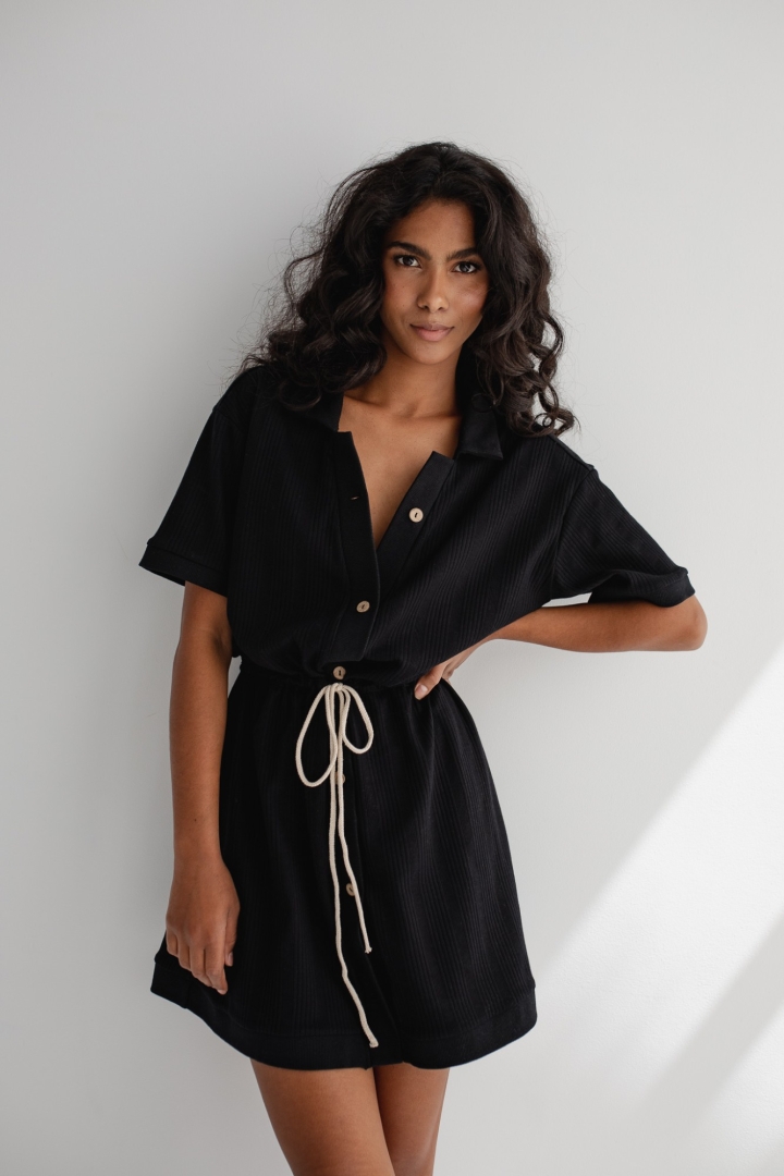 Sukienka z prążkowanej dzianiny w kolorze TOTALLY BLACK - ABBIE Sukienka z prążkowanej dzianiny w kolorze TOTALLY BLACK - ABBIE