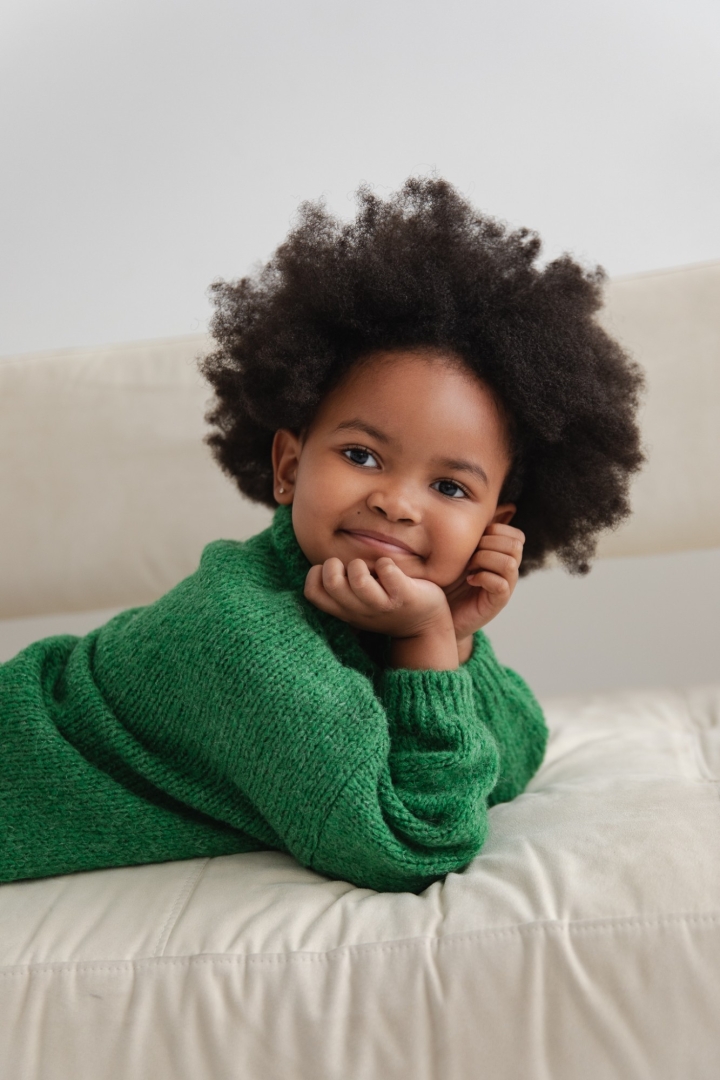 MINI Sweter oversize z bufiastym rękawem w kolorze DARK GREEN - RIVERO MINI Sweter oversize z bufiastym rękawem w kolorze DARK GREEN - RIVERO