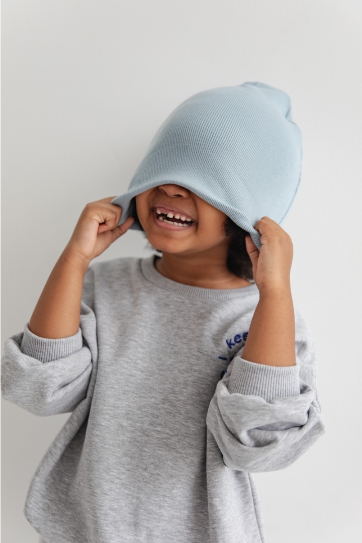 MINI CZAPKA Z DELIKATNEGO PRĄŻKA W KOLORZE POWDER BLUE - TRAVIS MINI MINI CZAPKA Z DELIKATNEGO PRĄŻKA W KOLORZE POWDER BLUE - TRAVIS MINI