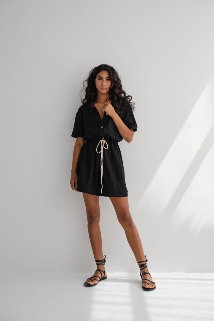 Sukienka z prążkowanej dzianiny w kolorze TOTALLY BLACK - ABBIE Sukienka z prążkowanej dzianiny w kolorze TOTALLY BLACK - ABBIE