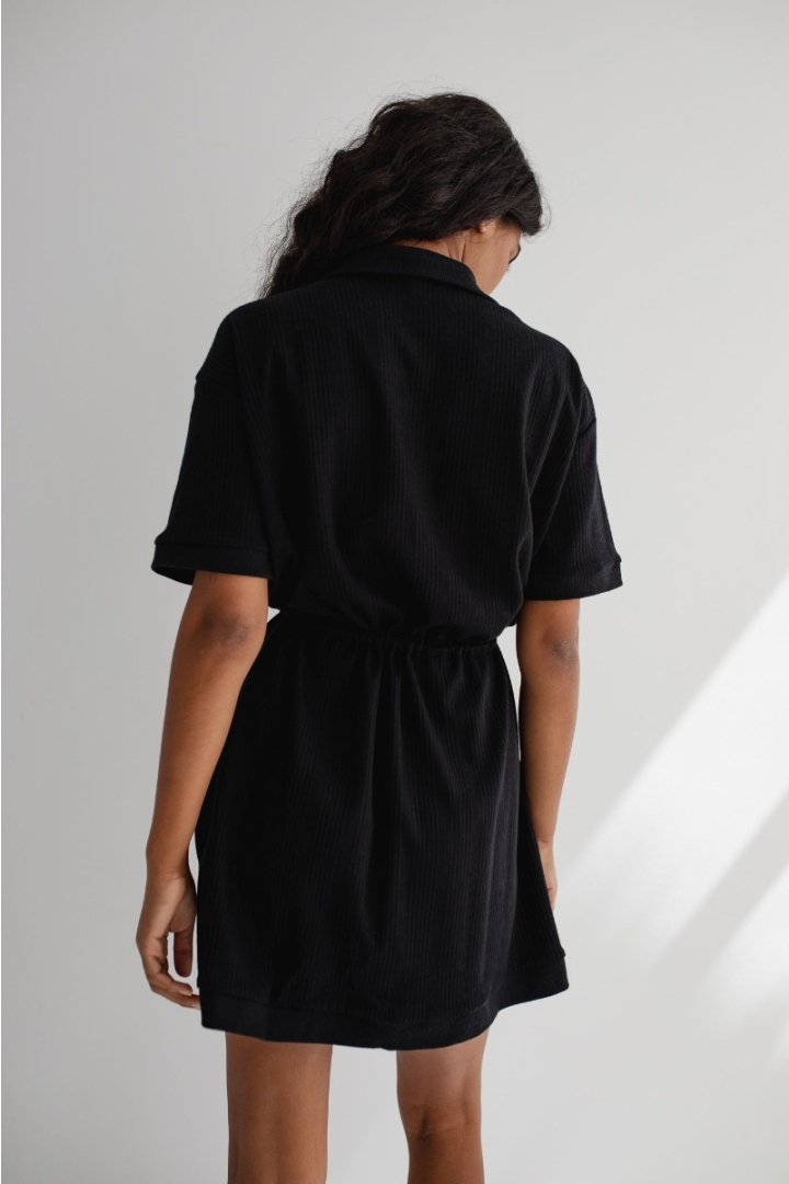 Sukienka z prążkowanej dzianiny w kolorze TOTALLY BLACK - ABBIE Sukienka z prążkowanej dzianiny w kolorze TOTALLY BLACK - ABBIE