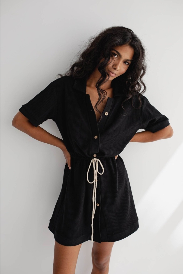 Sukienka z prążkowanej dzianiny w kolorze TOTALLY BLACK - ABBIE Sukienka z prążkowanej dzianiny w kolorze TOTALLY BLACK - ABBIE
