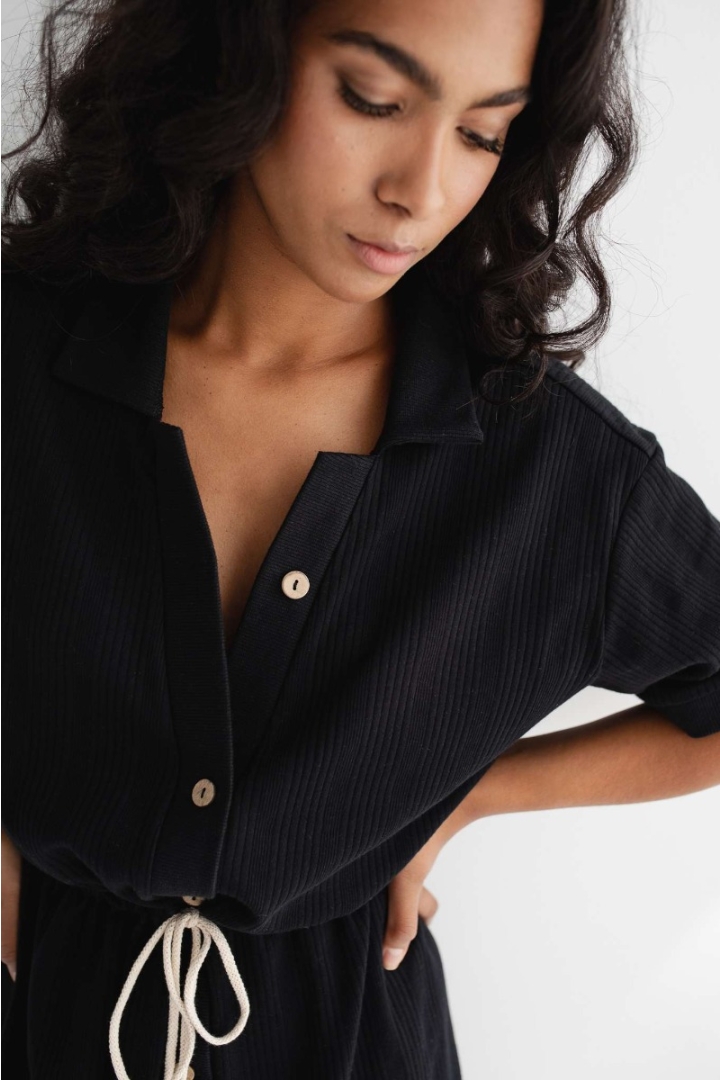 Sukienka z prążkowanej dzianiny w kolorze TOTALLY BLACK - ABBIE Sukienka z prążkowanej dzianiny w kolorze TOTALLY BLACK - ABBIE