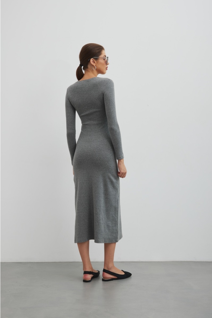 Dopasowana sukienka maxi z napami w kolorze GREY MELANGE- MENSA Dopasowana sukienka maxi z napami w kolorze GREY MELANGE- MENSA