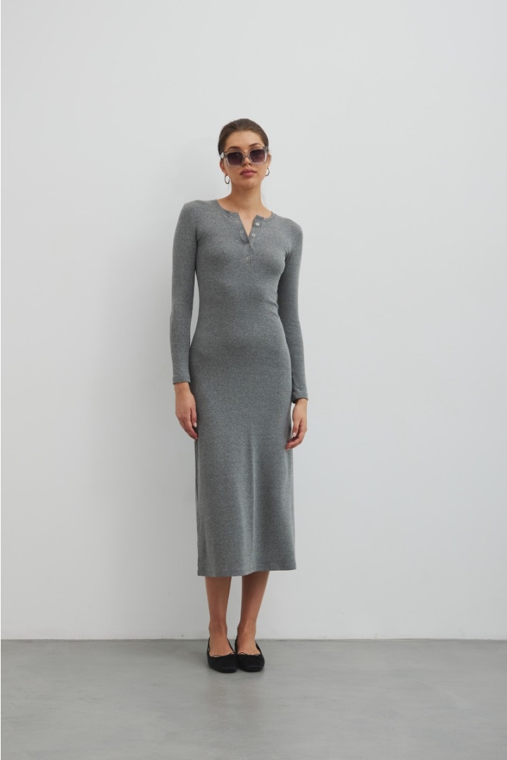 Dopasowana sukienka maxi z napami w kolorze GREY MELANGE- MENSA Dopasowana sukienka maxi z napami w kolorze GREY MELANGE- MENSA