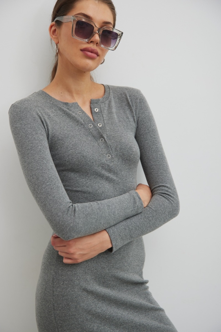Dopasowana sukienka maxi z napami w kolorze GREY MELANGE- MENSA Dopasowana sukienka maxi z napami w kolorze GREY MELANGE- MENSA