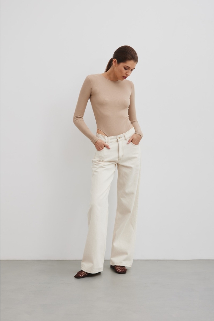 Dopasowane body z długim rękawem w kolorze BEIGE - RUE Dopasowane body z długim rękawem w kolorze BEIGE - RUE