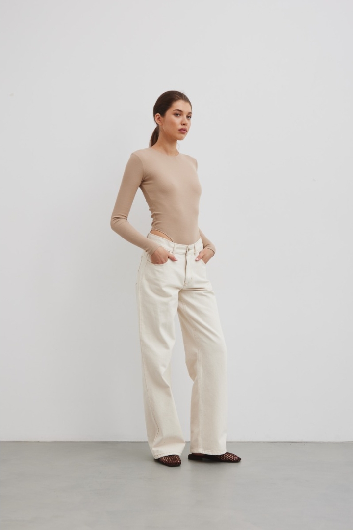 Dopasowane body z długim rękawem w kolorze BEIGE - RUE Dopasowane body z długim rękawem w kolorze BEIGE - RUE