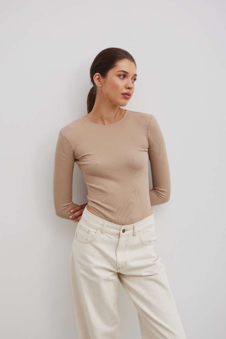 Dopasowane body z długim rękawem w kolorze BEIGE - RUE Dopasowane body z długim rękawem w kolorze BEIGE - RUE