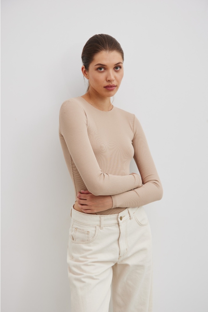 Dopasowane body z długim rękawem w kolorze BEIGE - RUE Dopasowane body z długim rękawem w kolorze BEIGE - RUE