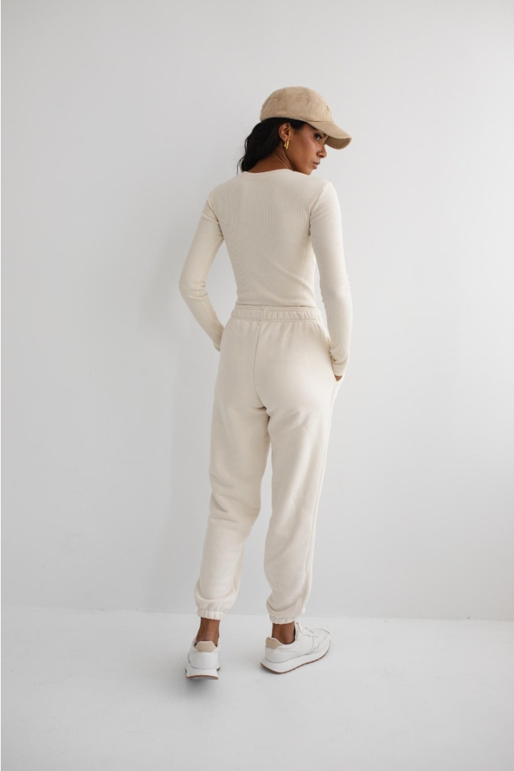 Dopasowany top z długim rękawem z prążkowanej dzianiny w kolorze WARM BEIGE - MOODY Dopasowany top z długim rękawem z prążkowanej dzianiny w kolorze WARM BEIGE - MOODY