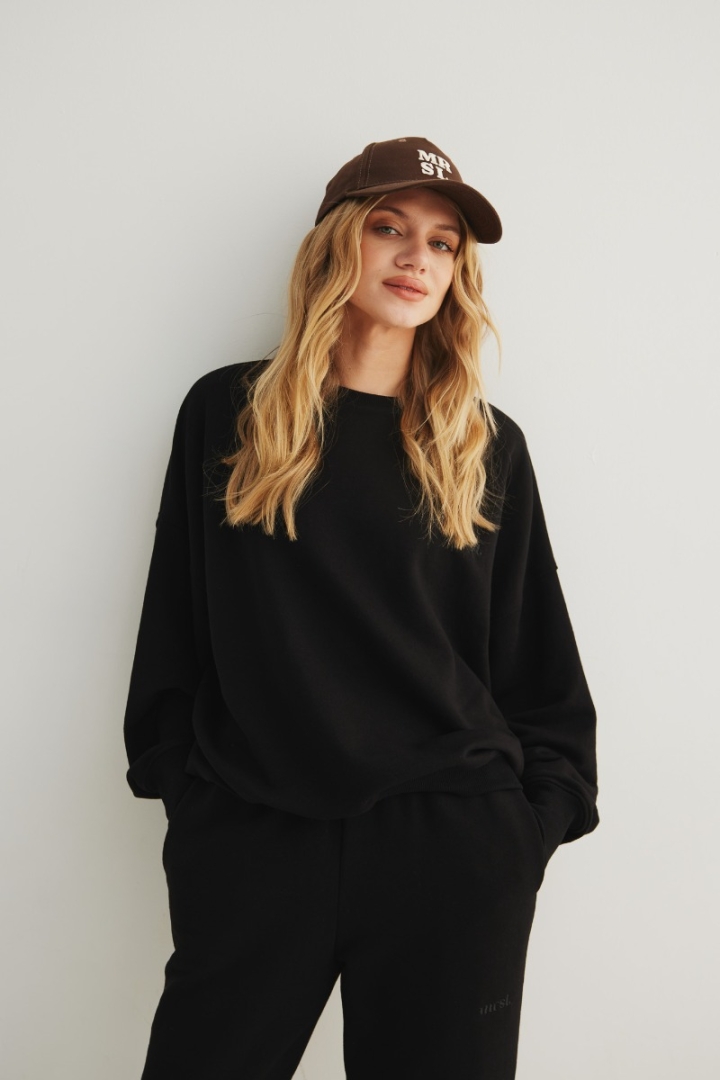 Spodnie typu jogger z HAFTEM w kolorze TOTALLY BLACK - NEVIS Spodnie typu jogger z HAFTEM w kolorze TOTALLY BLACK - NEVIS