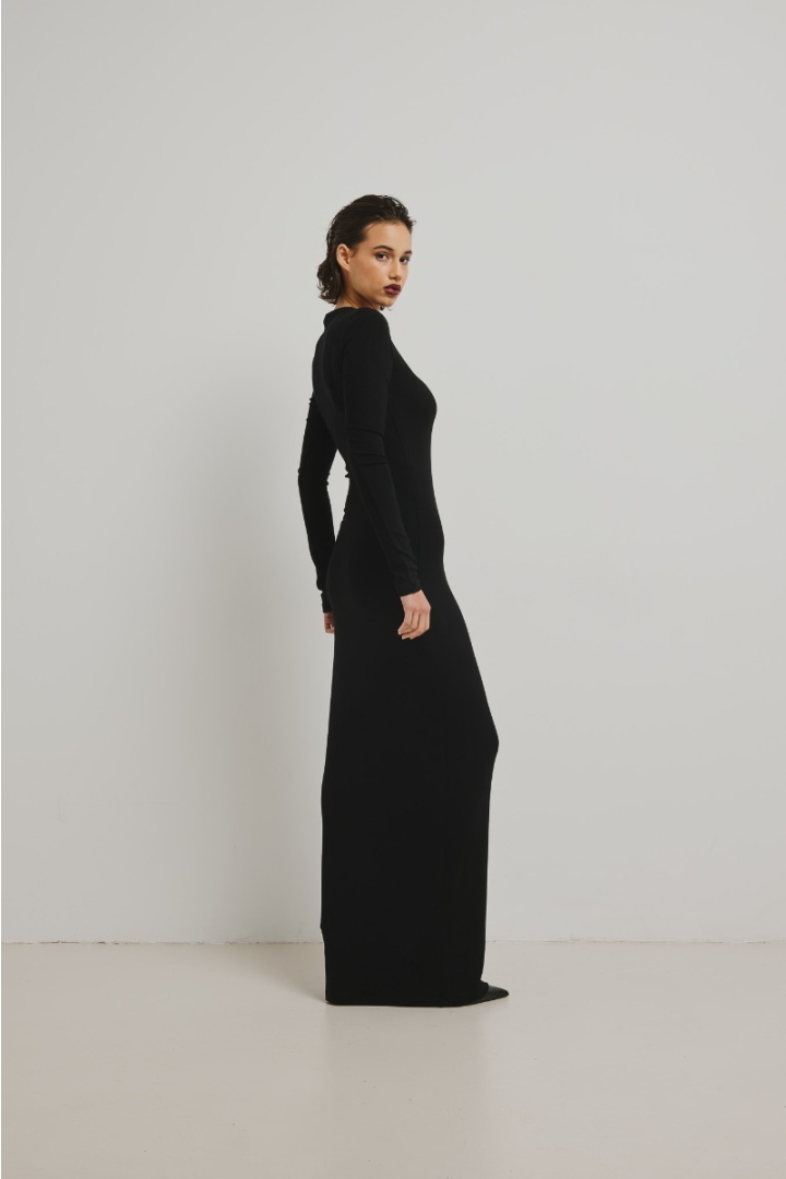 Gładka sukienka MAXI w kolorze TOTALLY BLACK - ARVENA Gładka sukienka MAXI w kolorze TOTALLY BLACK - ARVENA