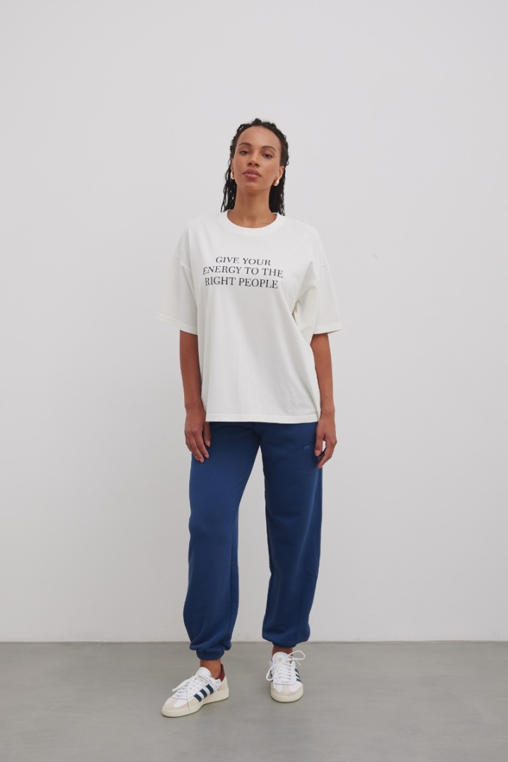 Tshirt typu oversize z NADRUKIEM w kolorze ECRU- QUOTES ENERGY Tshirt typu oversize z NADRUKIEM w kolorze ECRU- QUOTES ENERGY