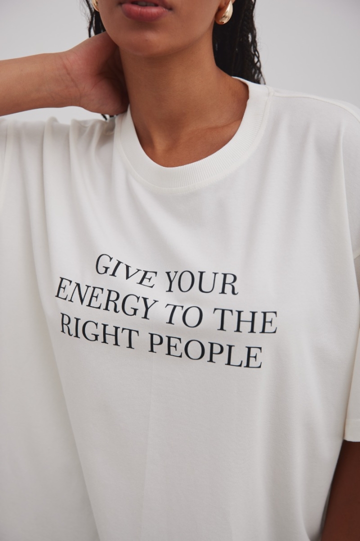 Tshirt typu oversize z NADRUKIEM w kolorze ECRU- QUOTES ENERGY Tshirt typu oversize z NADRUKIEM w kolorze ECRU- QUOTES ENERGY