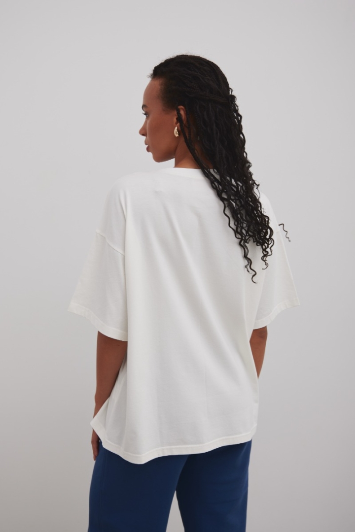 Tshirt typu oversize z NADRUKIEM w kolorze ECRU- QUOTES ENERGY Tshirt typu oversize z NADRUKIEM w kolorze ECRU- QUOTES ENERGY