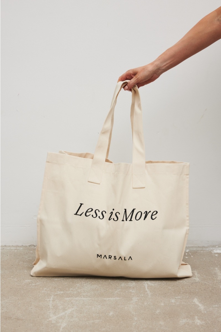 Torba typu shopper bag beżowa large size LESS IS MORE haftowana Torba typu shopper bag beżowa large size LESS IS MORE haftowana