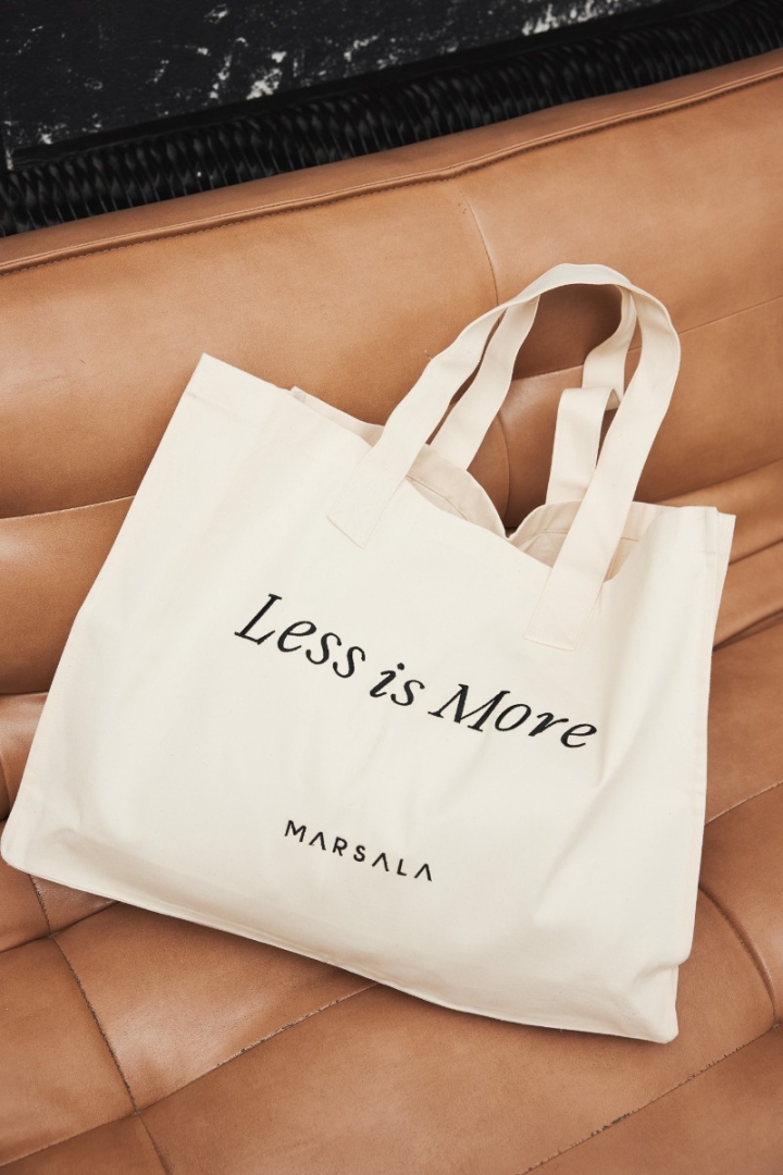 Torba typu shopper bag beżowa large size LESS IS MORE haftowana Torba typu shopper bag beżowa large size LESS IS MORE haftowana