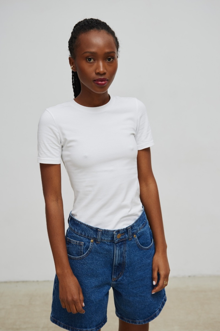 Dopasowany top z krótkim rękawem w kolorze CLASSIC WHITE - COLT Dopasowany top z krótkim rękawem w kolorze CLASSIC WHITE - COLT