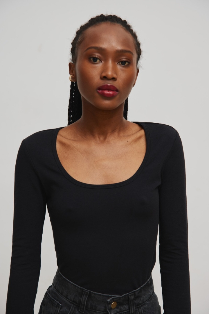 Dopasowany top z długim rękawem w kolorze TOTALLY BLACK - LITE Dopasowany top z długim rękawem w kolorze TOTALLY BLACK - LITE