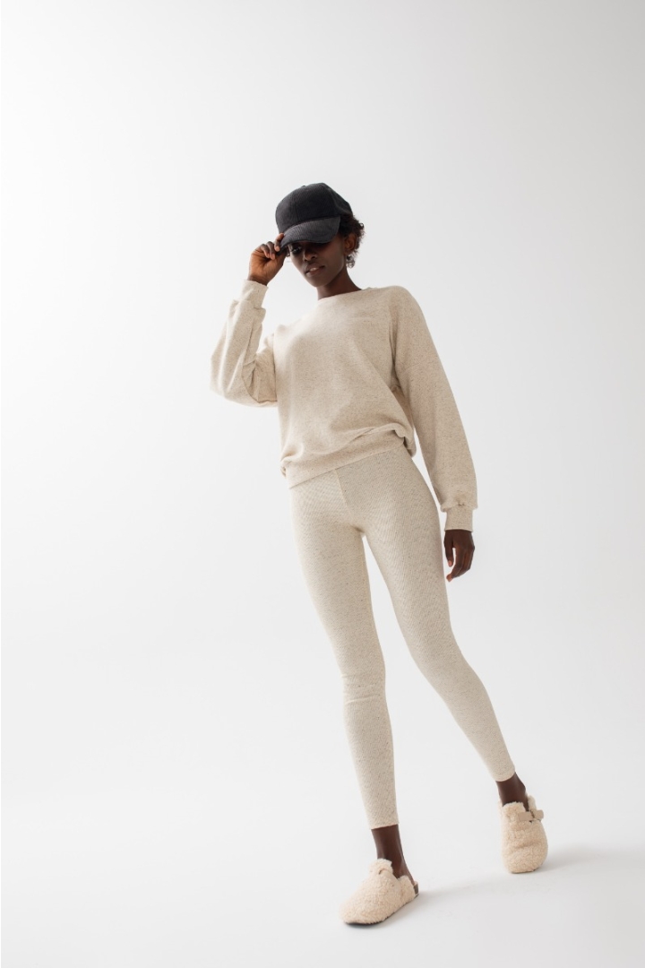 Legginsy damskie z prążkowanej dzianiny w kolorze BEIGE z dodatkiem konopii - HIPS KONOPIA Legginsy damskie z prążkowanej dzianiny w kolorze BEIGE z dodatkiem konopii - HIPS KONOPIA