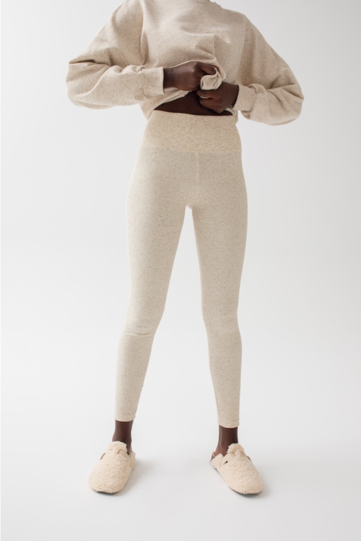 Legginsy damskie z prążkowanej dzianiny w kolorze BEIGE z dodatkiem konopii - HIPS KONOPIA Legginsy damskie z prążkowanej dzianiny w kolorze BEIGE z dodatkiem konopii - HIPS KONOPIA