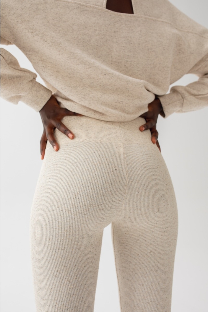 Legginsy damskie z prążkowanej dzianiny w kolorze BEIGE z dodatkiem konopii - HIPS KONOPIA Legginsy damskie z prążkowanej dzianiny w kolorze BEIGE z dodatkiem konopii - HIPS KONOPIA