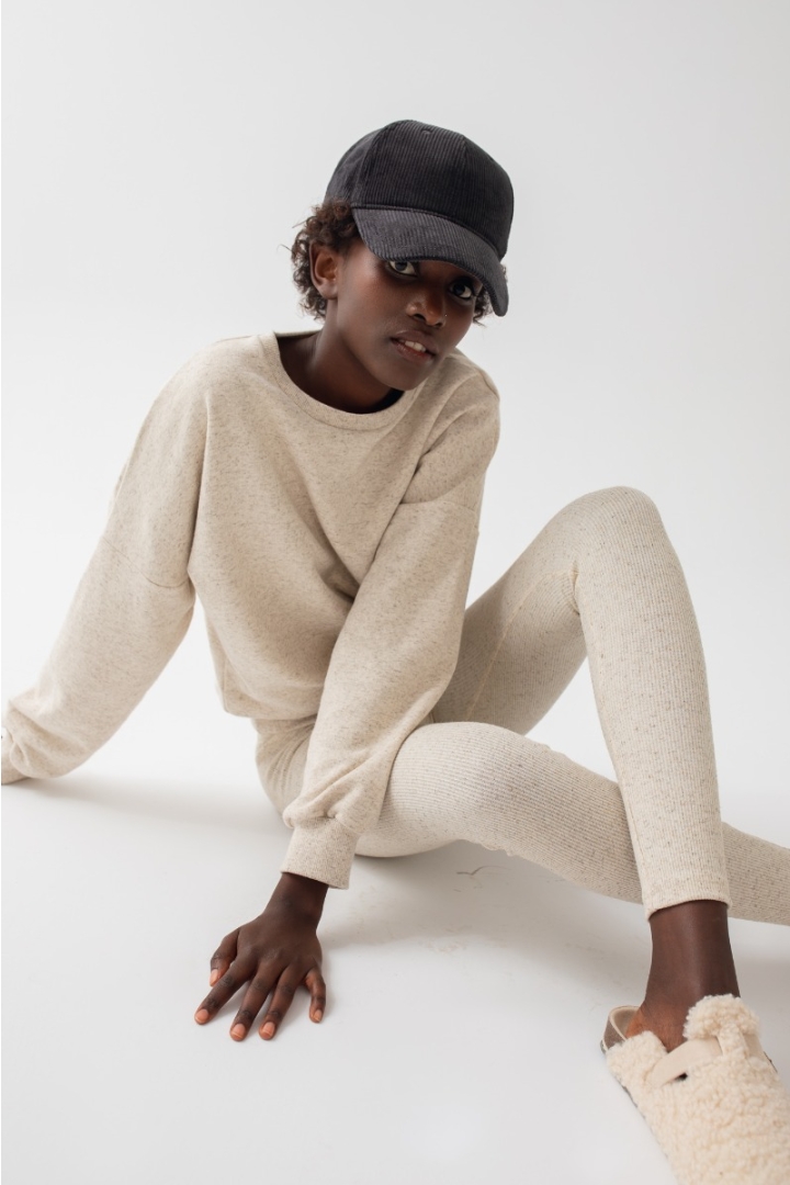 Legginsy damskie z prążkowanej dzianiny w kolorze BEIGE z dodatkiem konopii - HIPS KONOPIA Legginsy damskie z prążkowanej dzianiny w kolorze BEIGE z dodatkiem konopii - HIPS KONOPIA