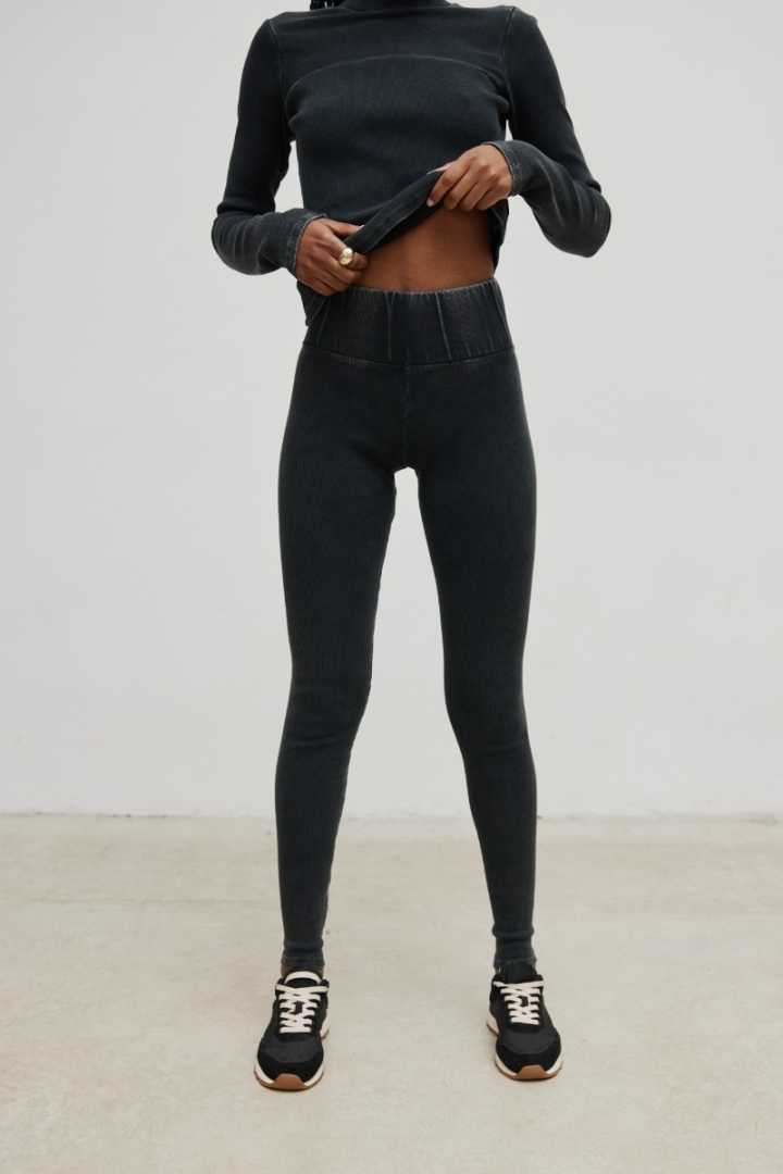 Legginsy damskie z prążkowanej dzianiny w kolorze FADED GREY - HIPS WASHED Legginsy damskie z prążkowanej dzianiny w kolorze FADED GREY - HIPS WASHED