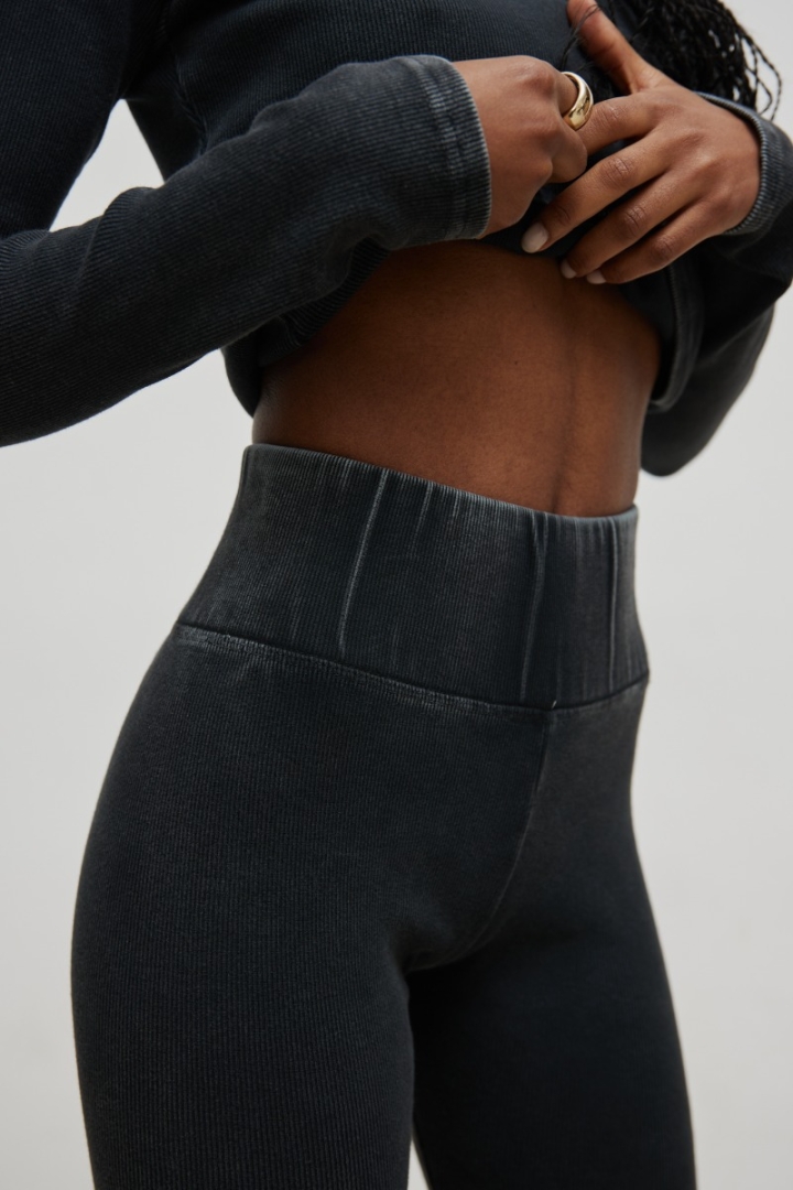 Legginsy damskie z prążkowanej dzianiny w kolorze FADED GREY - HIPS WASHED Legginsy damskie z prążkowanej dzianiny w kolorze FADED GREY - HIPS WASHED
