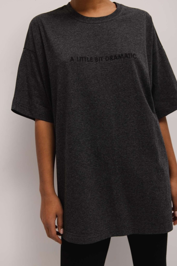 T-shirt typu oversize z HAFTEM w kolorze GRAPHITE - EAZY